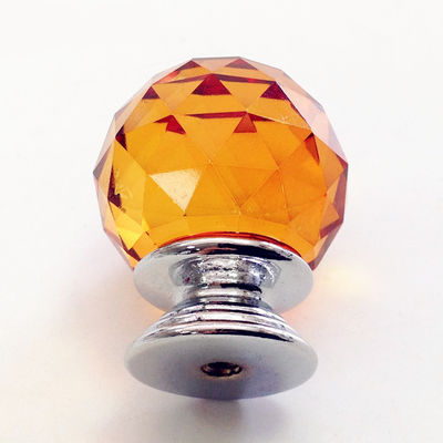 중국 유리와 아연 합금 물자가 삼각형 면 모조 다이아몬드 실내 장식품에 의하여 단추를 끼웁니다 협력 업체